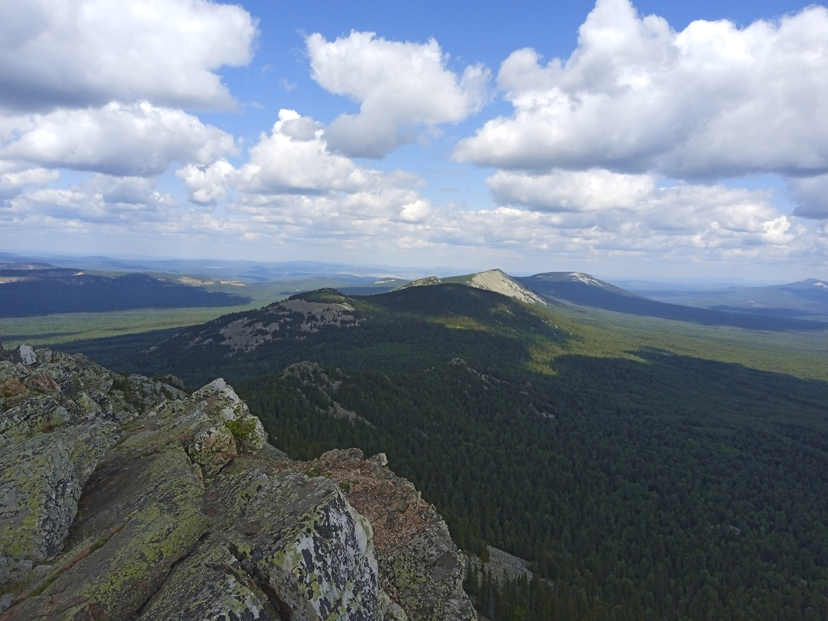 Посередине.