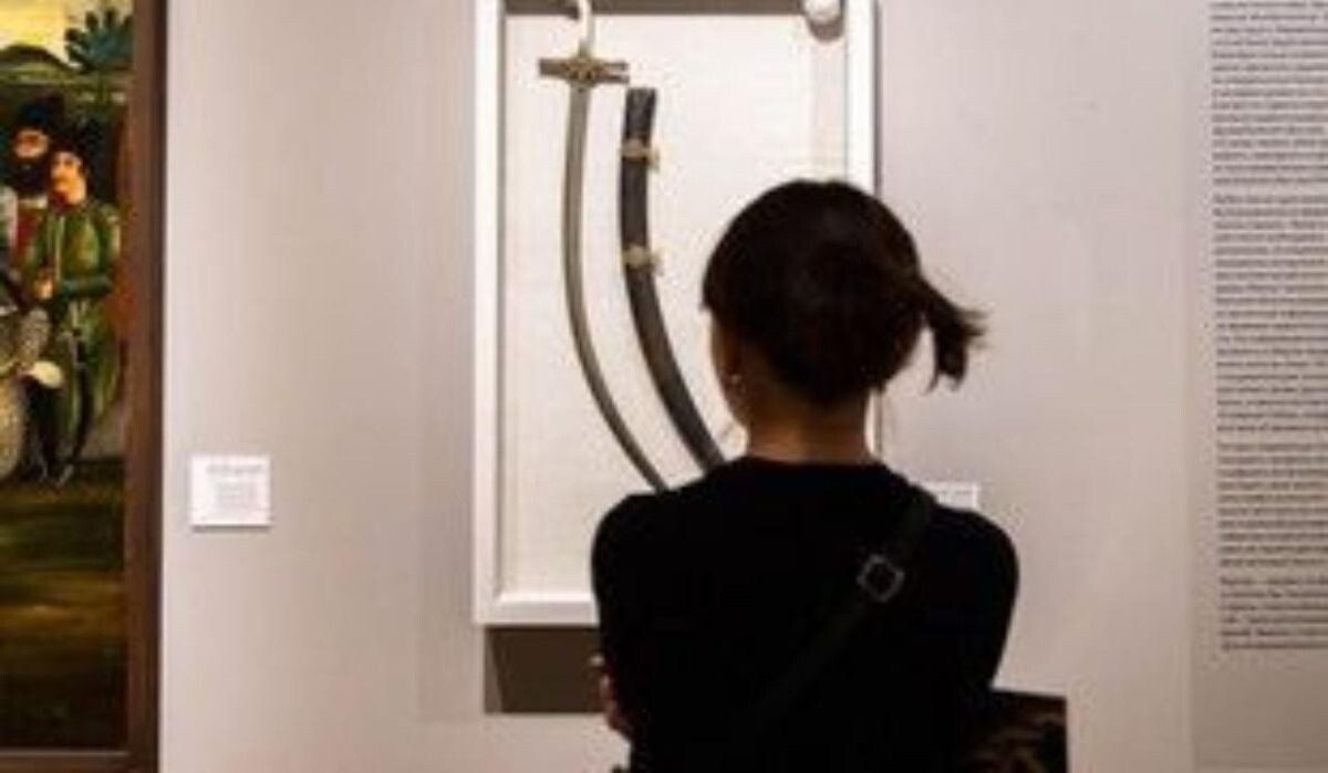     Девушка в музее. Источник: ekburg.ru Автор фото: Пресс-служба администрации Екатеринбурга