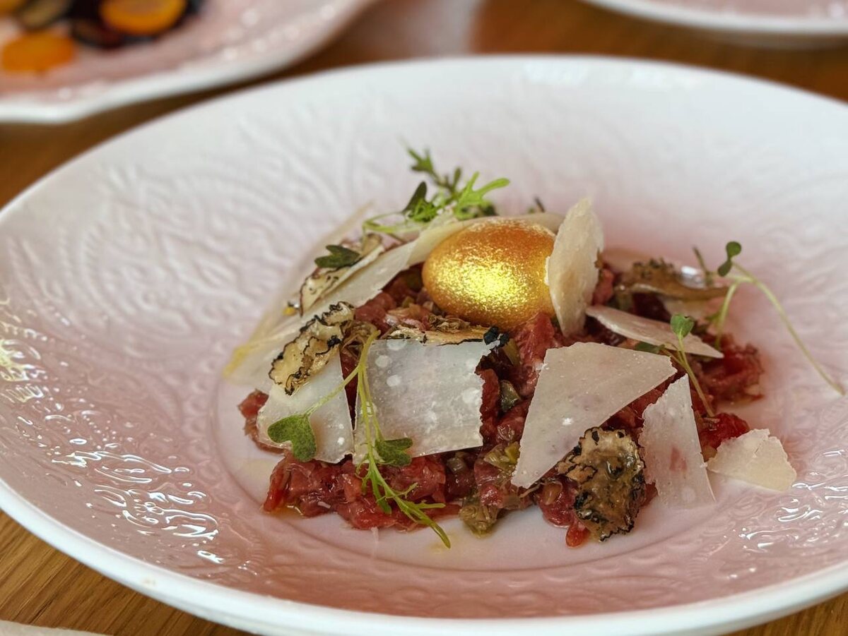 Тартар из говядины с партизаном и перепелиным яйцом.