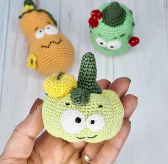 Игрушки амигуруми змея. Вязаные змейки крючком амигуруми. Связать змею крючком амигуруми. Связать змею крючком амигуруми. Вязаные змеи крючком.