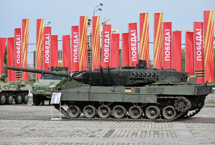    Трофейный немецкий танк Leopard 2, захваченный российскими военнослужащими в ходе спецоперации / Источник: © Рамиль Ситдиков/РИА Новости