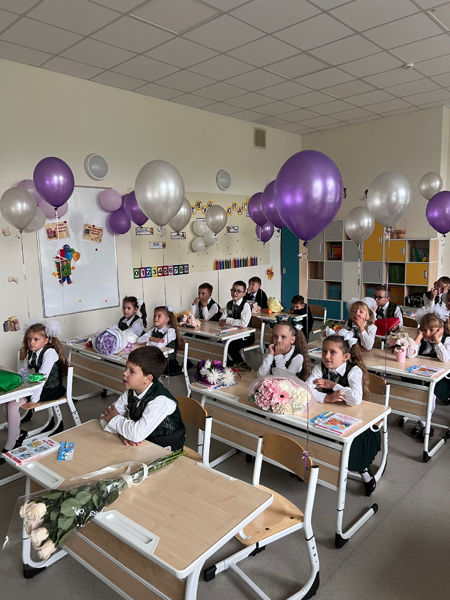  «В первый класс»

Автор: Валерий Бохов

Вот и всё. Всё позади. Позади садик, полная свобода, всё… Теперь пойдут уроки, зубрёжка, подзатыльники… Нет, подзатыльников не будет. Это же не старорежимная школа. Это наша школа, современная.

Такие мысли преследовали меня, когда 1 сентября я впервые пошёл в школу. Шёл я не один, а в сопровождении Ба и Ди. Мама не смогла – она сама в этот день пошла в школу, в другую, дальнюю, где она преподаёт. Ба держала в руках огромный букет бордовых гладиолусов, завёрнутых в непромокаемую бумагу. Этот букет мне должны передать с тем, чтобы я вручил его своей учительнице.

