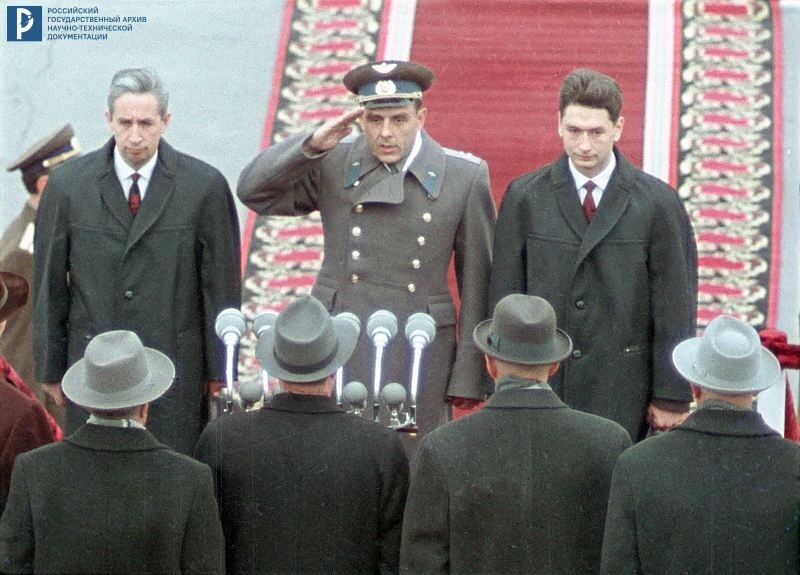 В.М. Комаров, К.П. Феоктистов, Б.Б. Егоров докладывают руководителям партии и правительства об успешном завершении космического полета во время их торжественной встречи на Внуковском аэродроме. 19 октября 1964 г. РГАНТД. Арх. № 0-1506 цв.