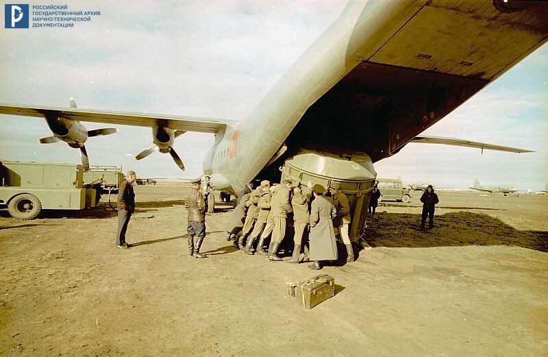 Выгрузка контейнера с кораблем «Восход» из грузового отсека самолета Ан-12. 1964 г. РГАНТД. Арх. № 1-650 цв.