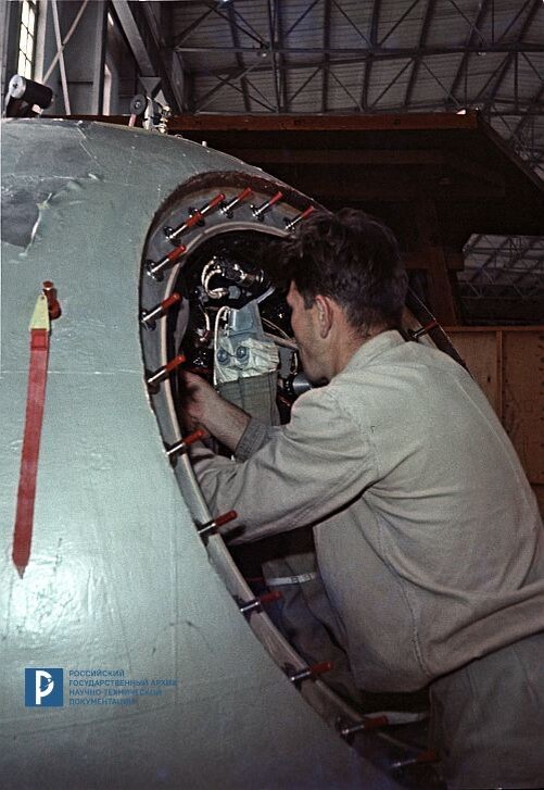 Монтаж оборудования в кабине корабля «Восход». 1964 г. РГАНТД. Арх. № 0-302 цв.