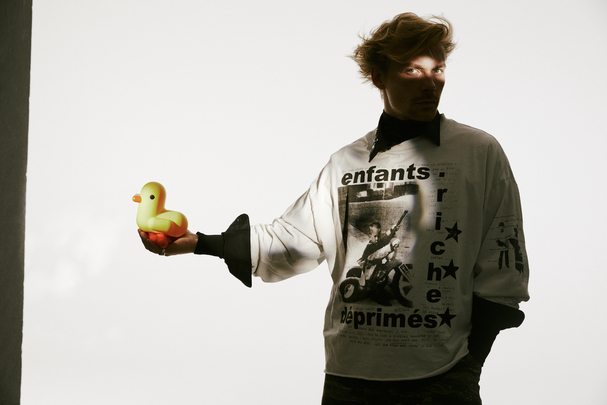     Лонгслив, Enfants Riches Déprimés (ЦУМ); рубашка, Vetements (ЦУМ); пины, Dolce&Gabbana (ЦУМ); кольцо, Maison Margiela (ЦУМ)
