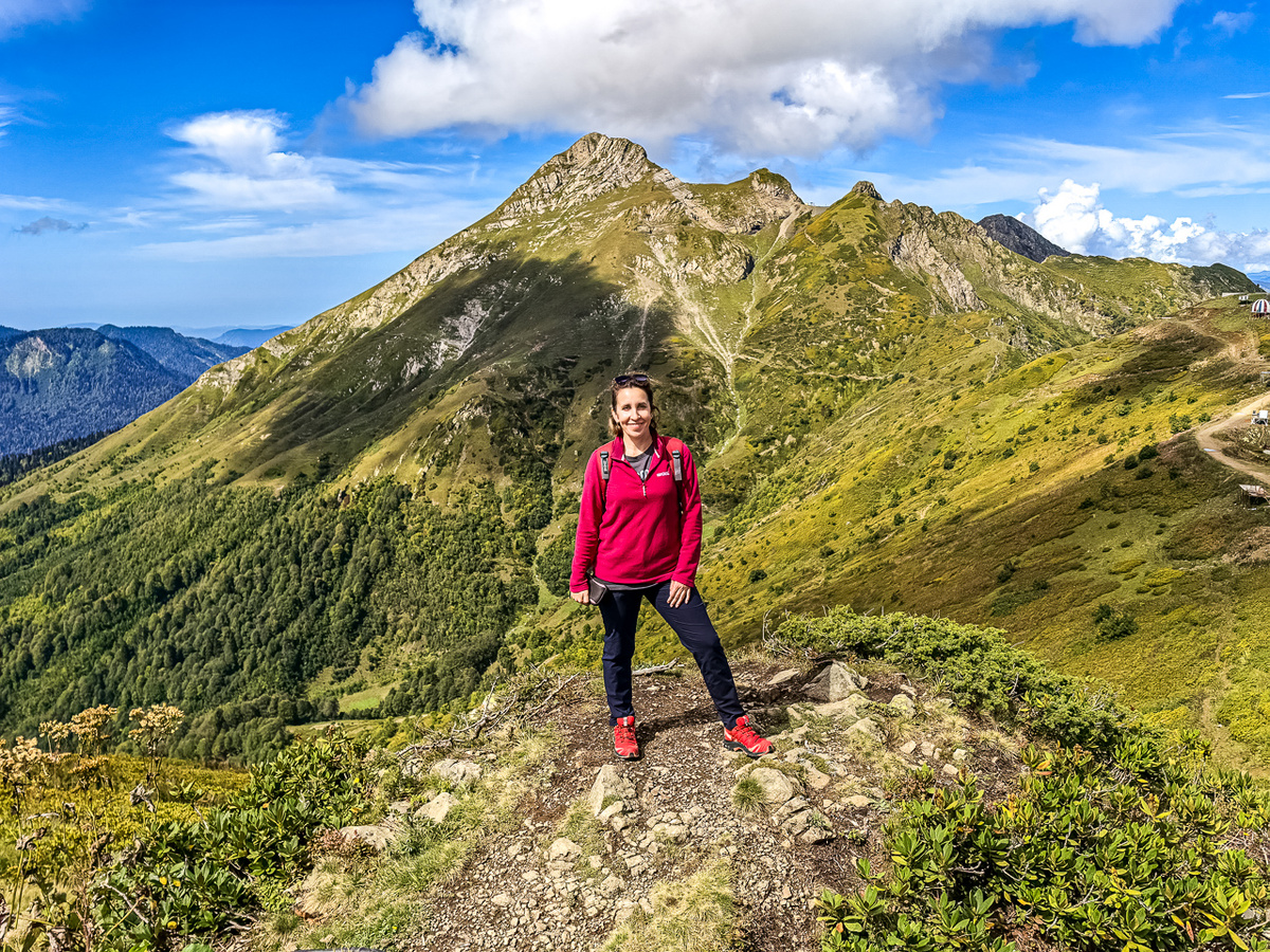 Вид на перевал Аибга, перевал Седой и Седую Аибгу.