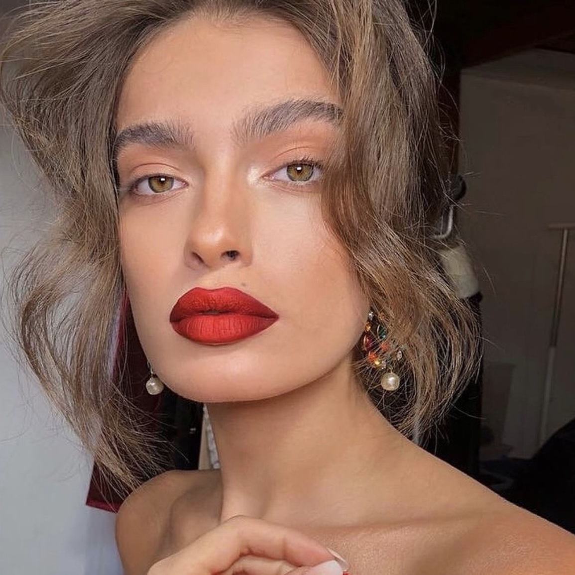 Можно подчеркнуть глаза скульптором и хайлайтером