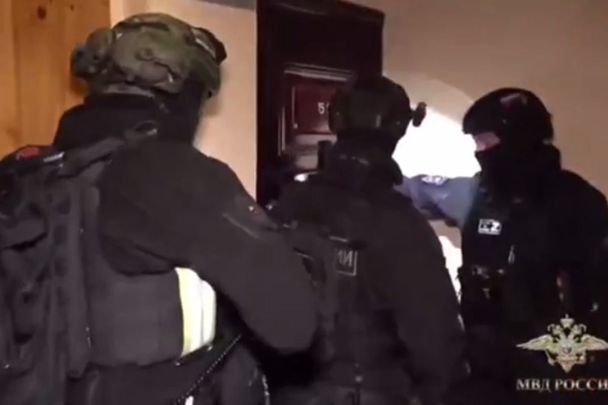 https://static.mk.ru/upload/entities/2024/10/04/09/articles/facebookPicture/f1/ed/87/ea/f147ef490c3b985c4cc20a2ece05e9c5.jpg Иллюстрация задержания фигурантов на съемной квартире.