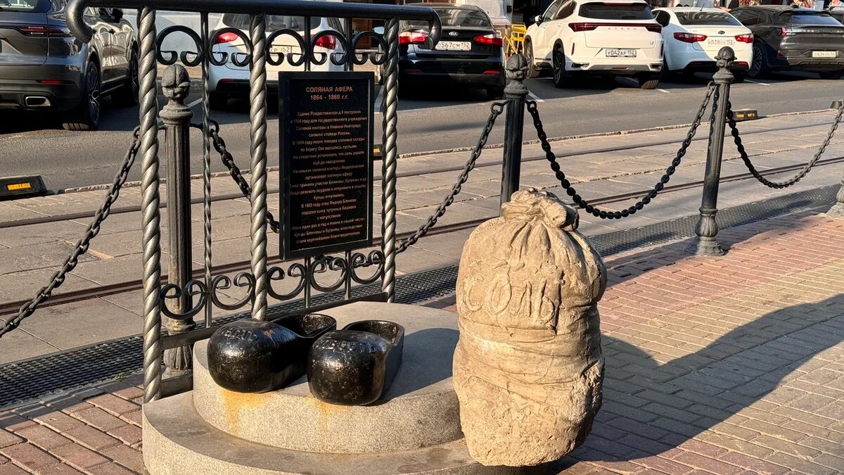 Скульптура «Соляная афера» на улице Рождественской у дома № 8