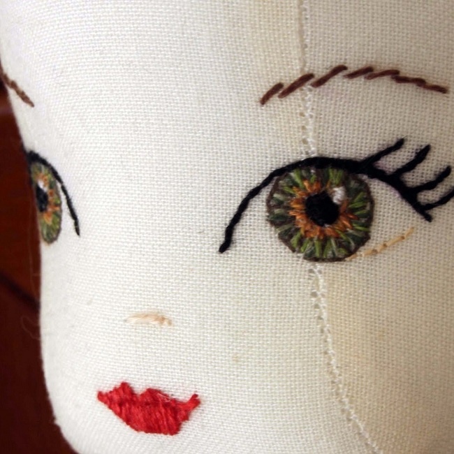    Как вышить глаза кукле   
Источник:  Lisa