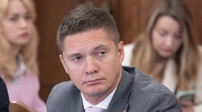   Дмитрий Гришунин выступил с докладом перед депутатами Заксобрания Новосибирской области об ограничениях в работе «наливаек». Фото Михаила Перикова