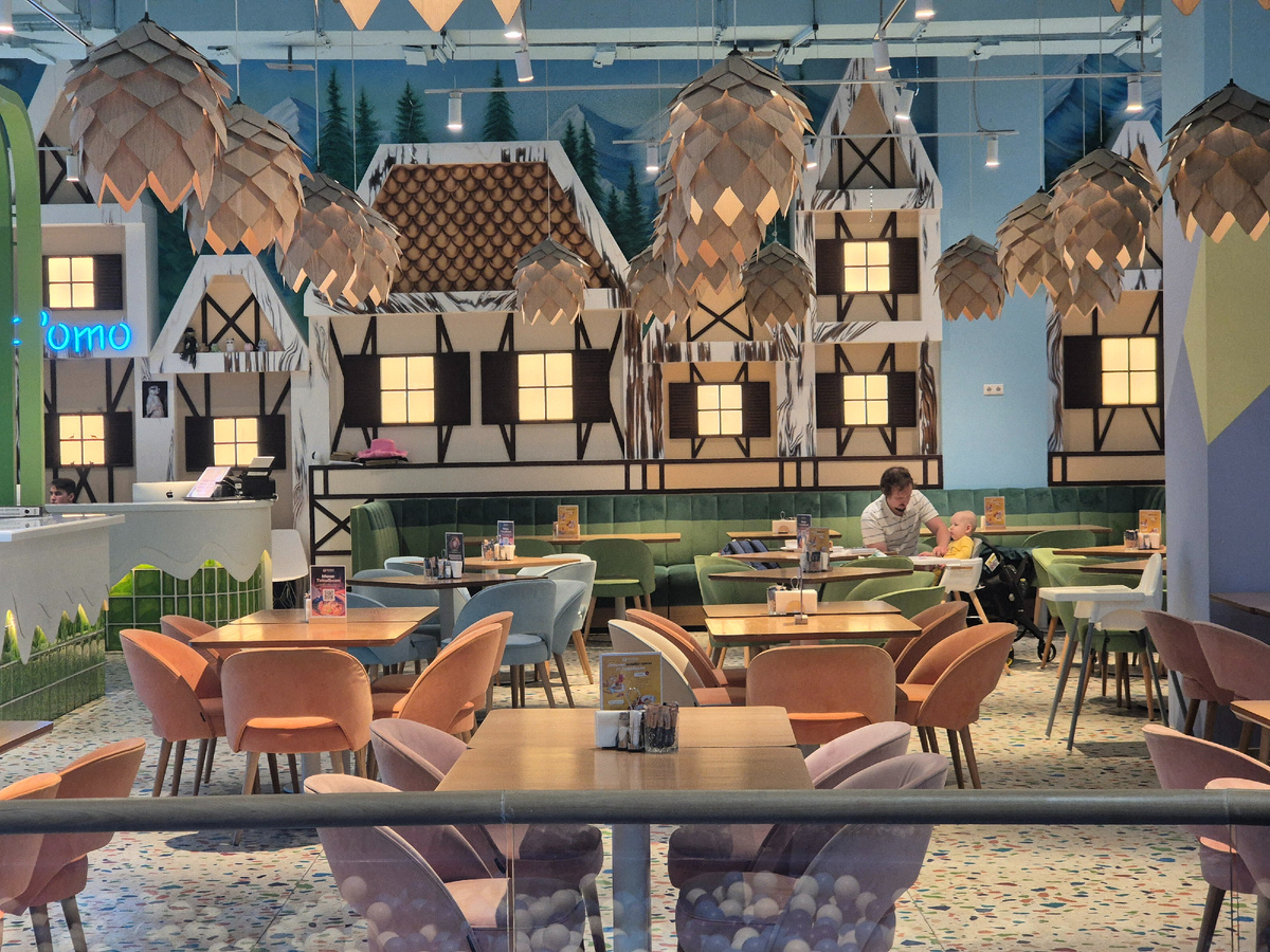 Кафе оформлено стильно и уютно 