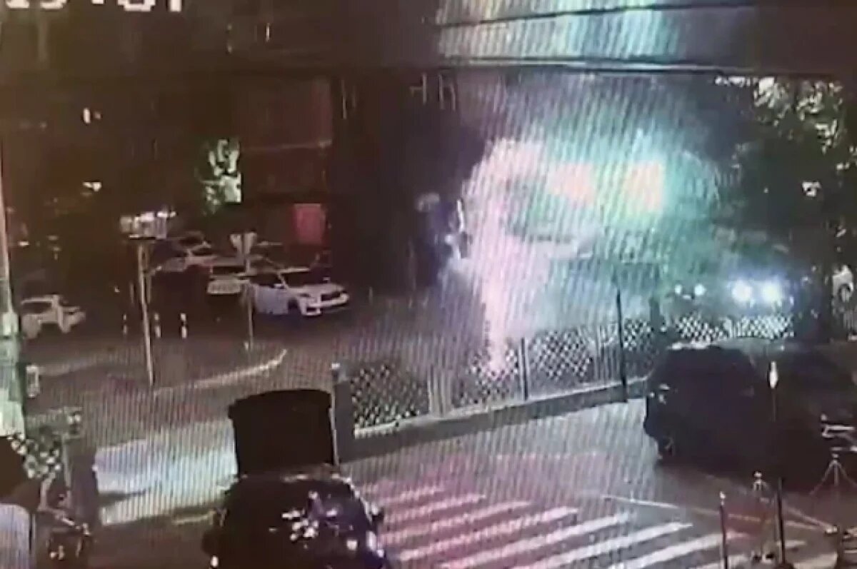    Мужчина устроил салют прямо на проезжей части.