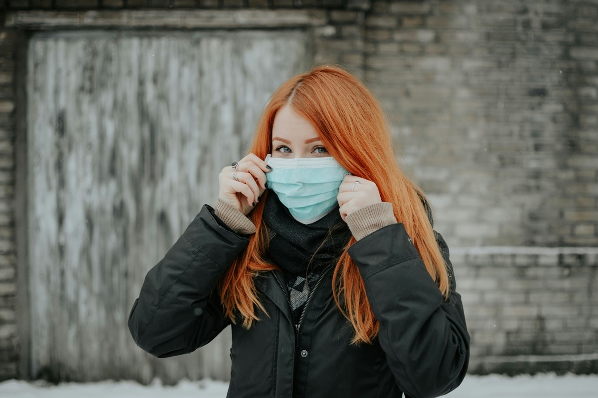 Заболеть можно после контакта с инфицированным человеком.  Фото: unsplash.com