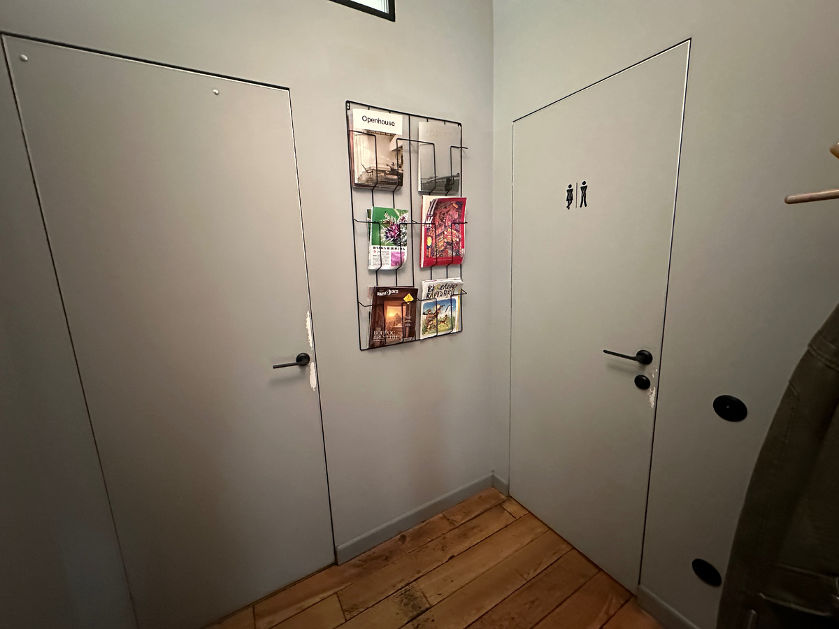 Как пример двери в кофейне. Да проходимость там больше, чем дома, но не через год, через два-три такое ждет и двери в квартире