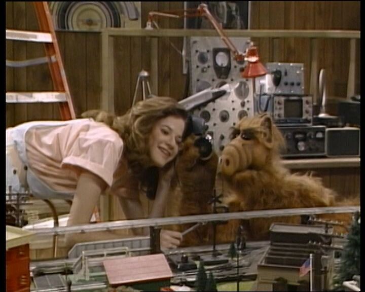 Слушают песню по радио