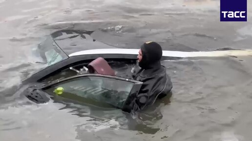 Действия при поведении автомобиля в воду. Падение автомобиля в воду. Падение автомобиля в воду. Алгоритм поведения при аварии на автомобиле в воде. Действия при падении автомобиля в воду.