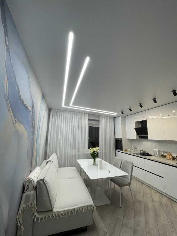 Световые линии 3 см Flexy и точечные светильники на кухне 