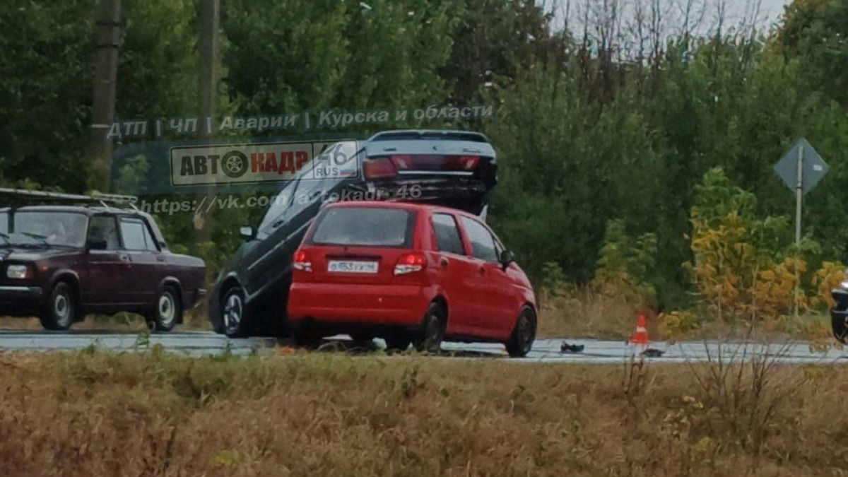    Необычное ДТП в Курской области: автомобиль расположился на крыше другого