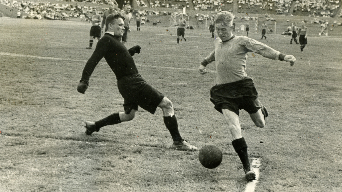 Фото из домашнего архива Виктора Набутова.  6 июня 1948 года. СССР. Москва. Стадион "Динамо". Чемпионат СССР. "Спартак" Москва - "Зенит". На снимке: зенитовец Фридрих Марютин (справа) забивает гол, слева вратарь москвичей Алексей Леонтьев.