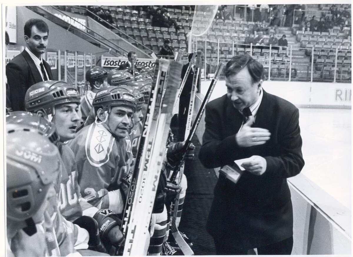 Валерий Постников руководит игрой второй сборной России на турнире в Хамаре. 1994 год.