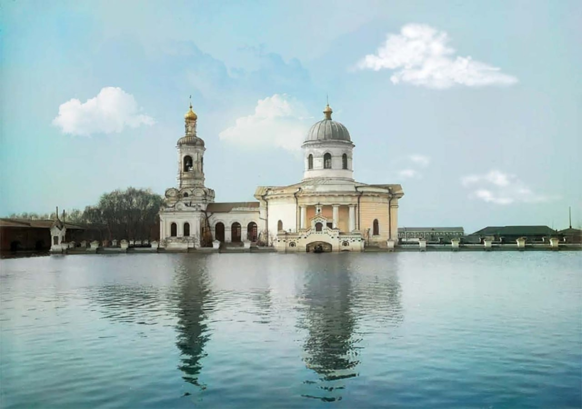 Колоризация фотографии армянской ярмарочной церкви в половодье