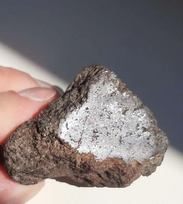 Метеорит усыпан блестящими черными кристаллами. Фото с сайта Авито. 
