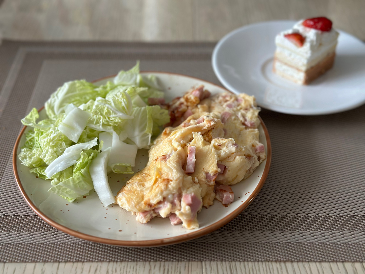 Омлет с колбасой, пекинка, половина пирожного