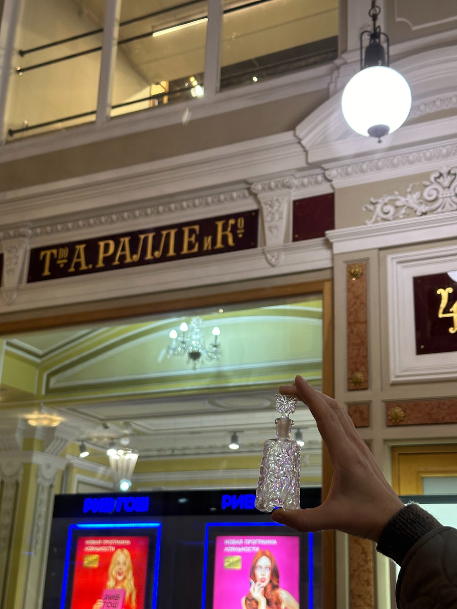 Вывеска магазина Ралле в Пассаже и старинный флакончик от духов. Фото: Алиса в Петербурге