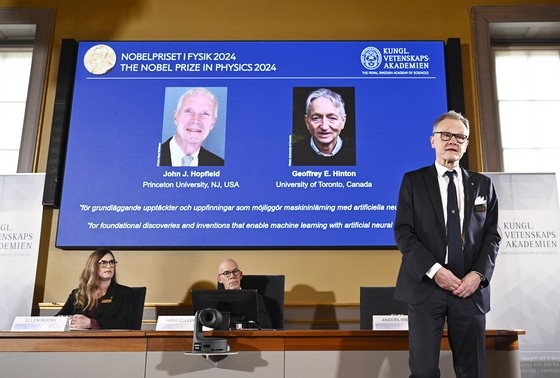    Ученые Джон Хопфилд из США и Джеффри Хинтон на экране