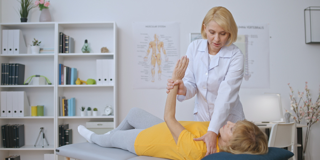 Что такое реабилитация после инсульта и когда ее начинать?