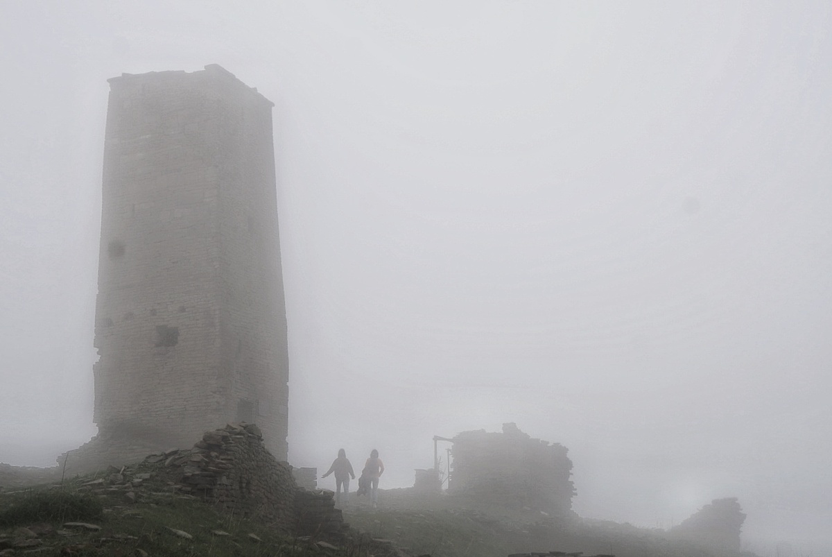 Хочу показать Вам горный аул Гоор. Он стал настоящим открытием нашей непродолжительной поездки. Да еще как повезло с погодой, сначала был густой туман, в течении часа ветер разогнал его, и отрылись нереальные пейзажи. Кстати, давно планировал там побывать Гоор, ведь в нём сохранились уникальные старинные оборонительные башни