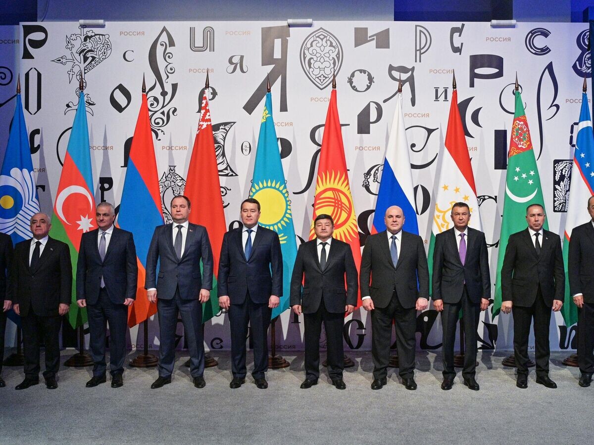    Председатель правительства РФ Михаил Мишустин и главы правительств СНГ во время общего фотографирования на Международной выставке-форуме "Россия" на ВДНХ© Фотохост-агентство РИА Новости