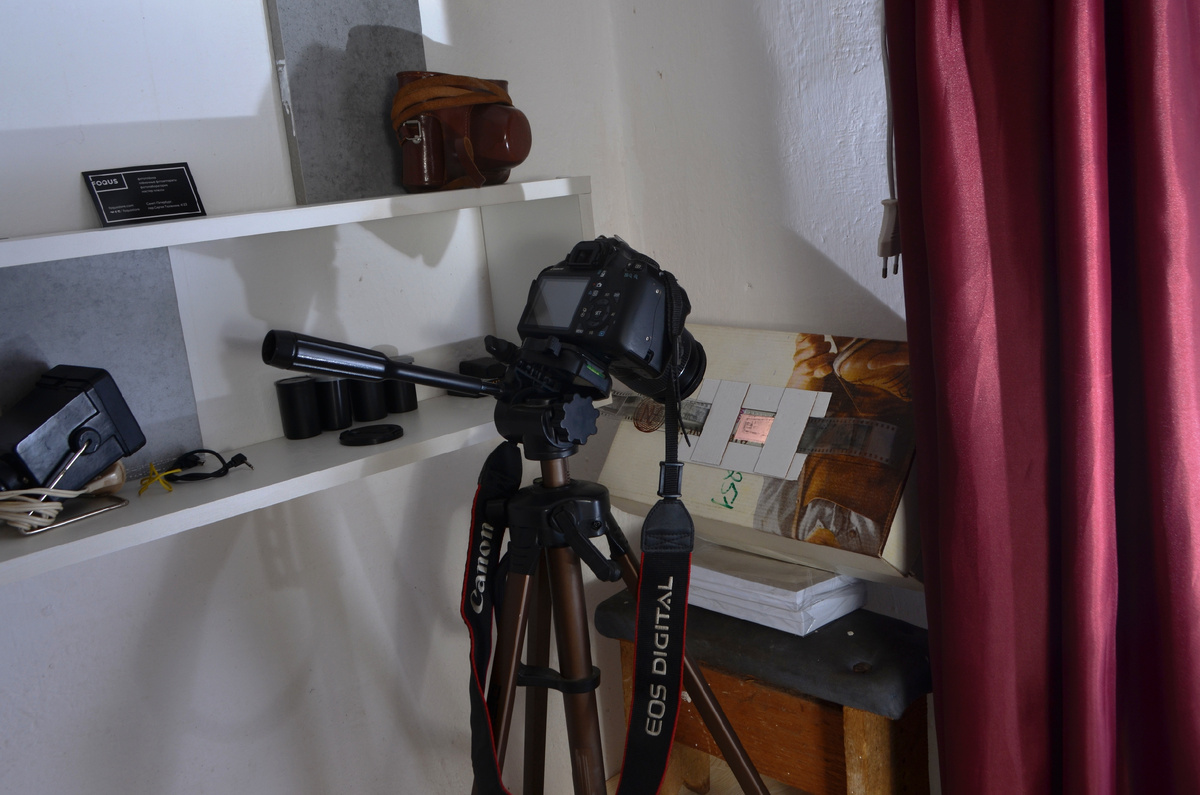 Но сперва у меня была просто коробка из под ботинок. Фотокамера крепится к штативу и подсвеченный негатив фотографируется с минимально близкого расстояния в ручном режиме. Выдержка и диафрагма зависят от плотности самого негатива. Надо подбирать опытным путём