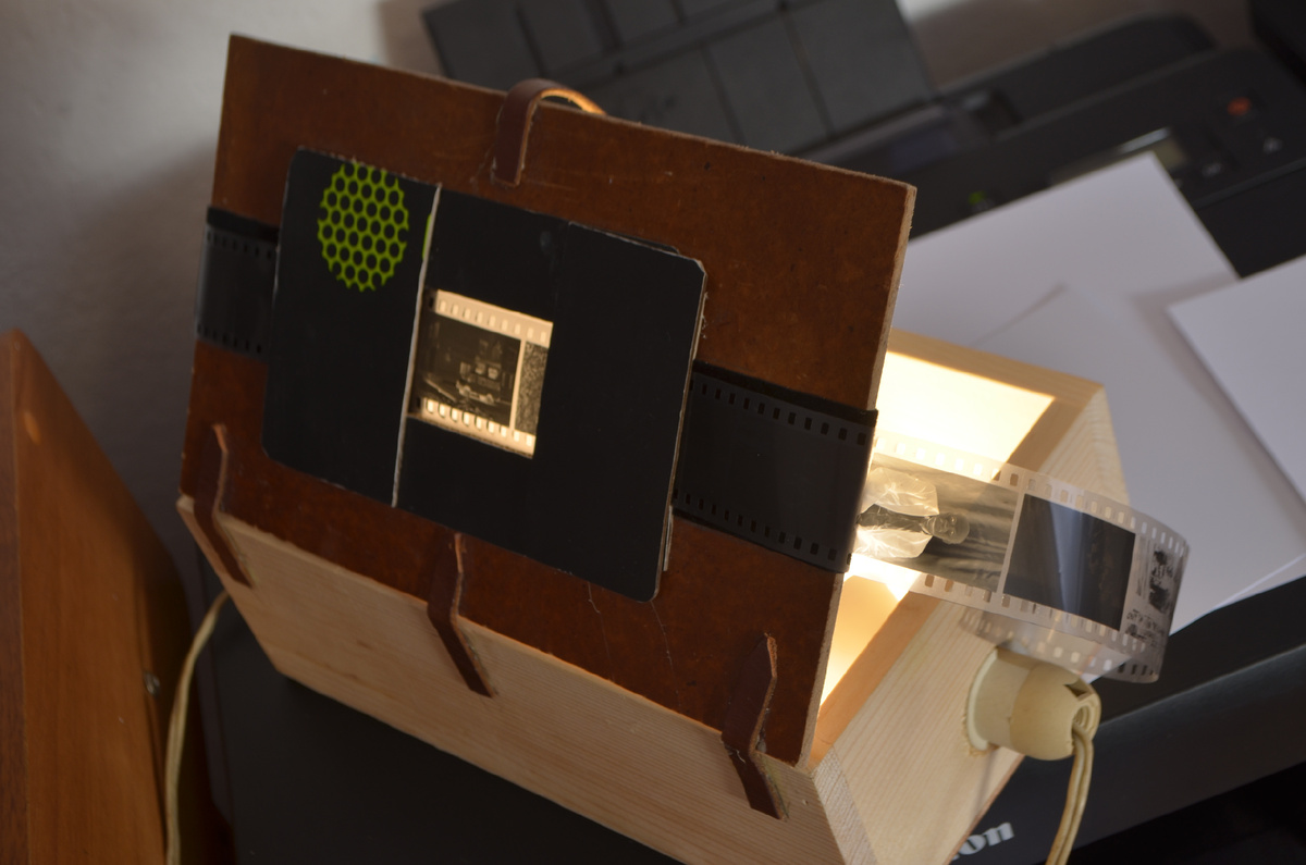 Деревянный ящик, две лампочки с цоколем Е14, соединённые параллельно (!), окошко, прикрытое молочно-белым пластиком и фильм канал для негатива.