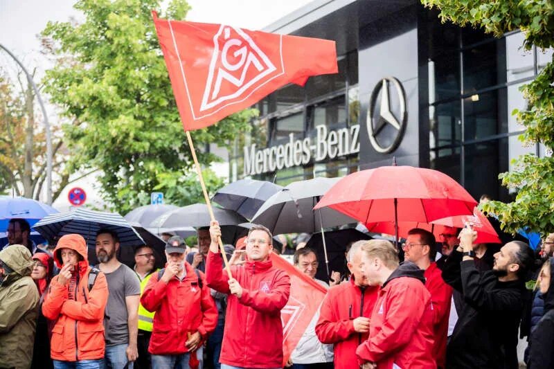 Тысячи людей протестуют в Германии против продажи дилерских центров Mercedes