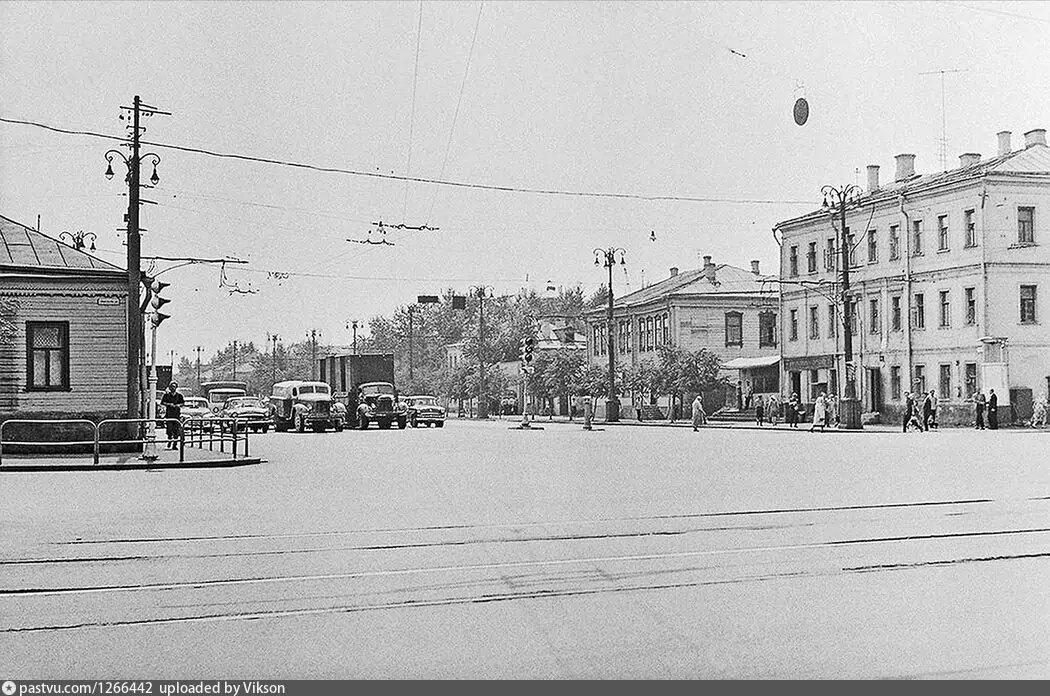 Большая Тульская улица, 1966 г. Автор Юрий Артамонов. Примерно через 20 лет на месте этих домиков построят Дом атомщиков или Дом-корабль, он на следующем фото - листайте.