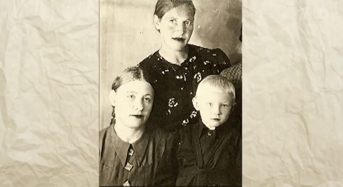 Маленький Миша Кононов с матерью (внизу) и тетей. 