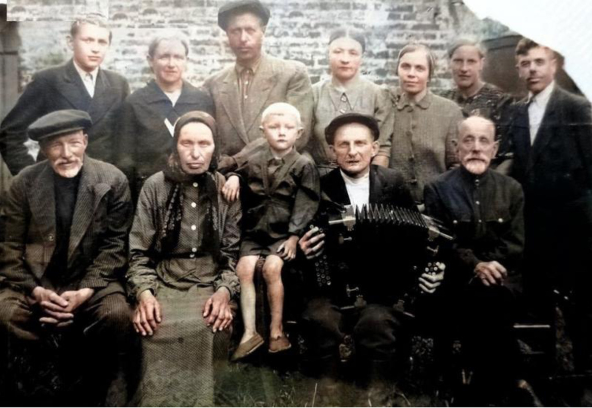 Маленький Миша с родственниками по отцовской линии: с гармошкой — его отец Иван Михайлович Кононов, за ним стоит — мать Мария Владимировна, слева в первом ряду — его дед Михаил Иванович Смирнов