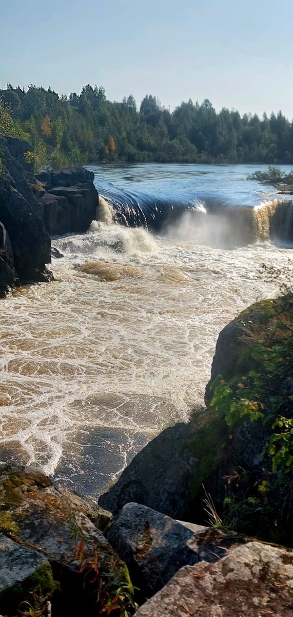Карелия. Этим летом один адреналинщик решил нырнуть в данный водоём. Нырнуть-то нырнул, но исход весьма трагичен. 