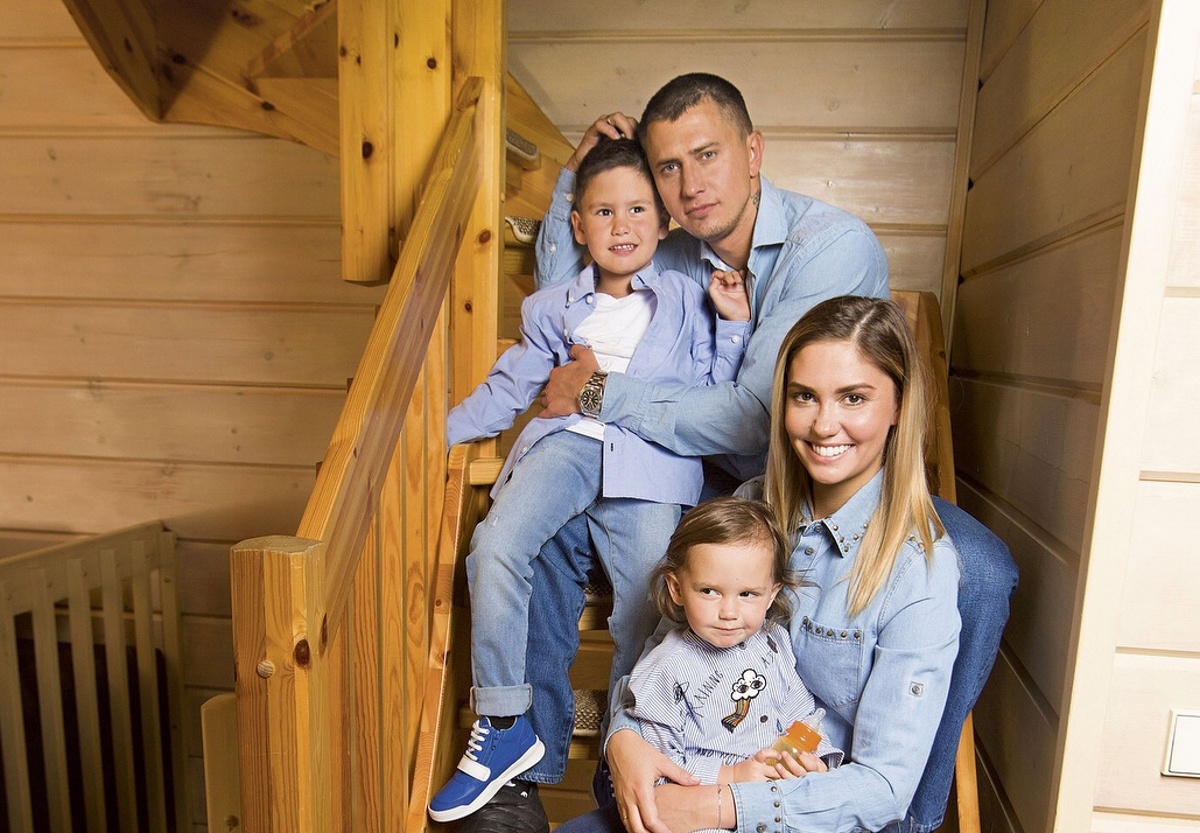 Агата Муцениеце с Павлом Прилучным, сыном Тимофеем и дочкой Мией. Фото: Global Look Press