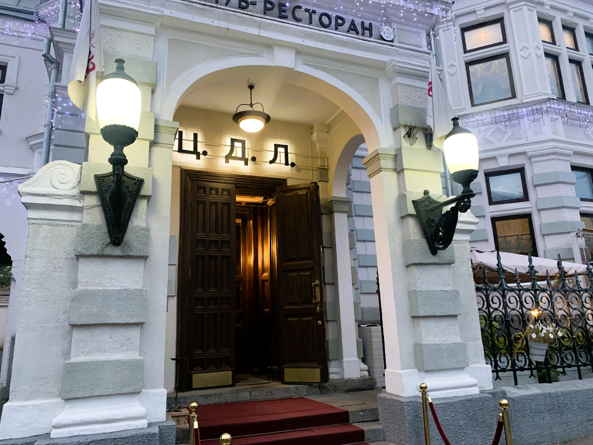 Загадочно приоткрытая дверь