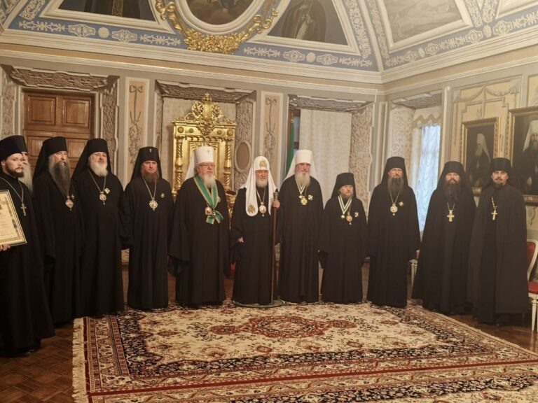    Патриарх Кирилл наградил митрополита Петра орденом Серафима Саровского Андрей Севостьянов