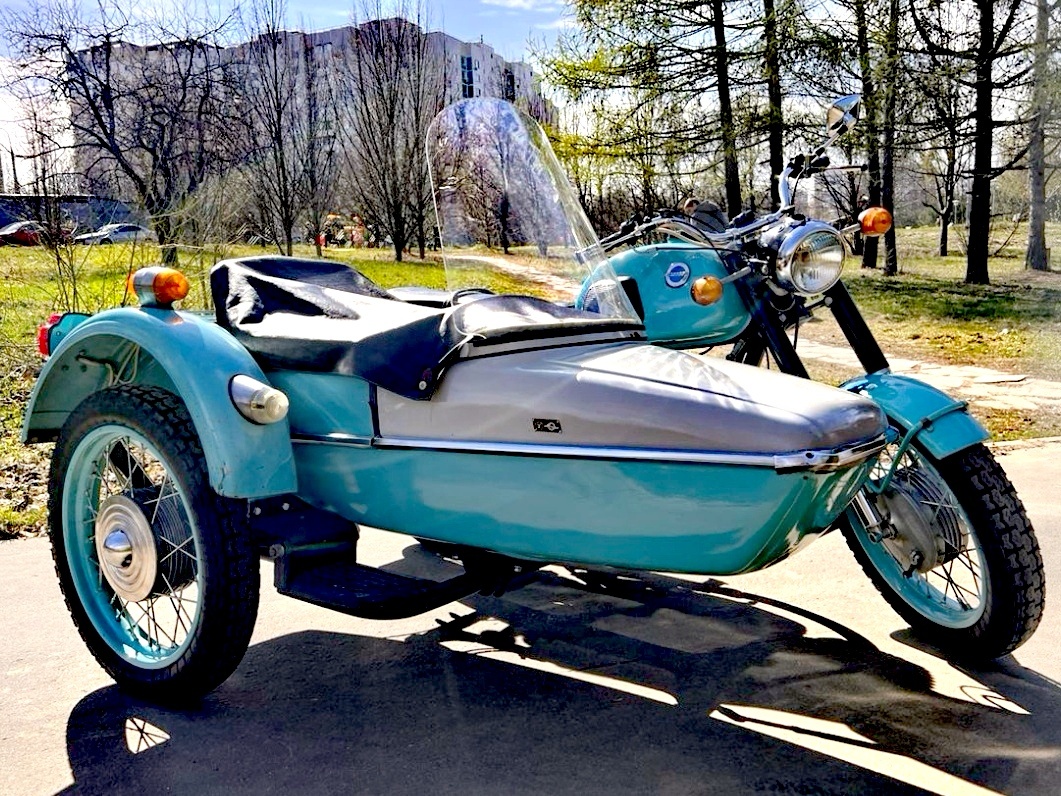 Героиня сельских покатушек со своим кавалером