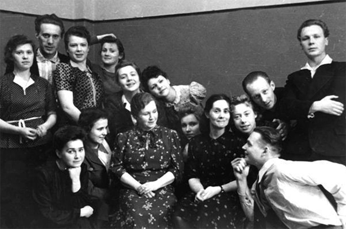 Евгения Ханаева с однокурсниками и педагогами в Школе-студии МХАТ. 1947 год. 