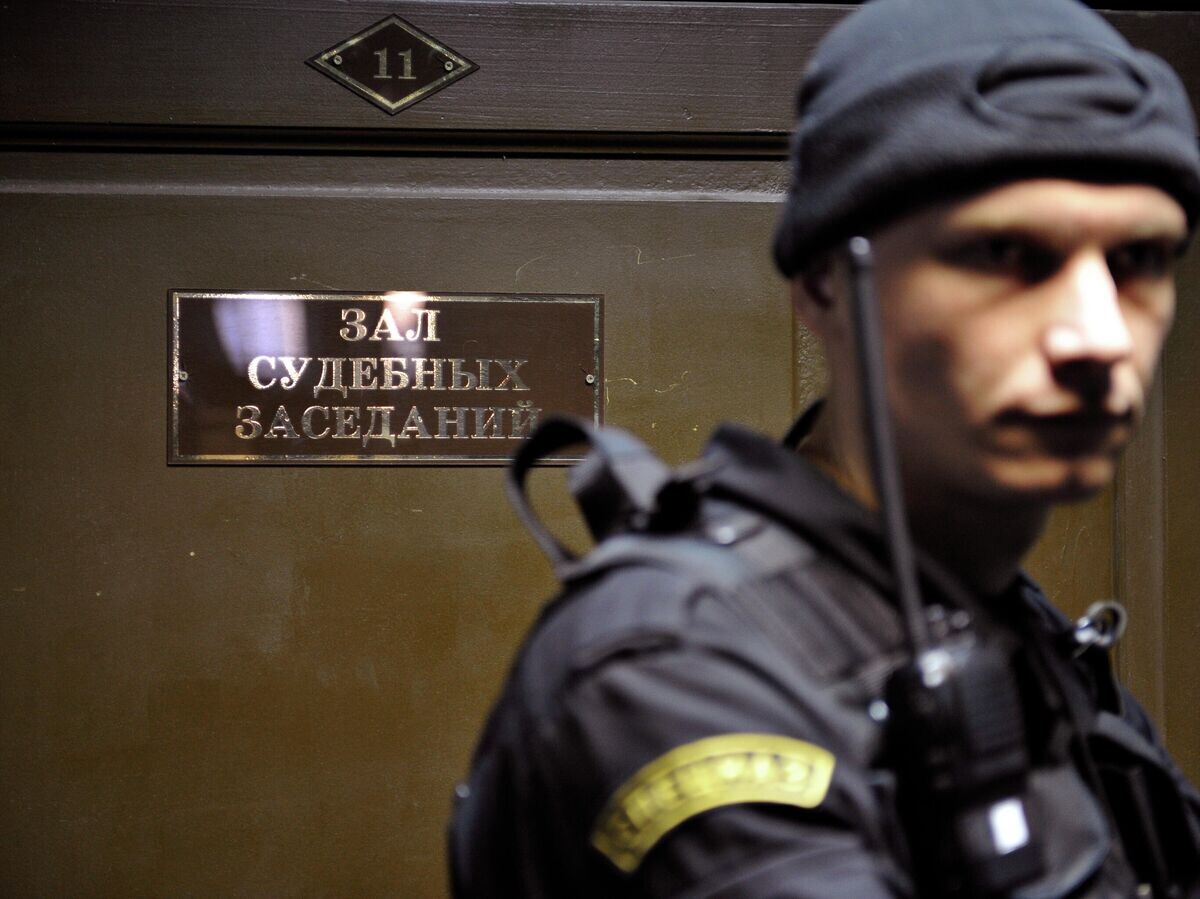    Сотрудник правоохранительных органов у входа в зал судебных заседаний© РИА Новости / Рамиль Ситдиков