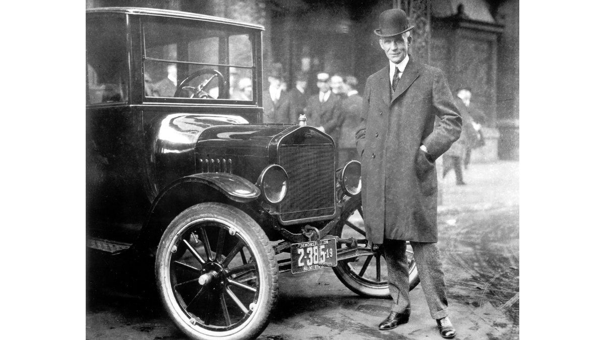 Генри Форд рядом со своим детищем Ford Model T