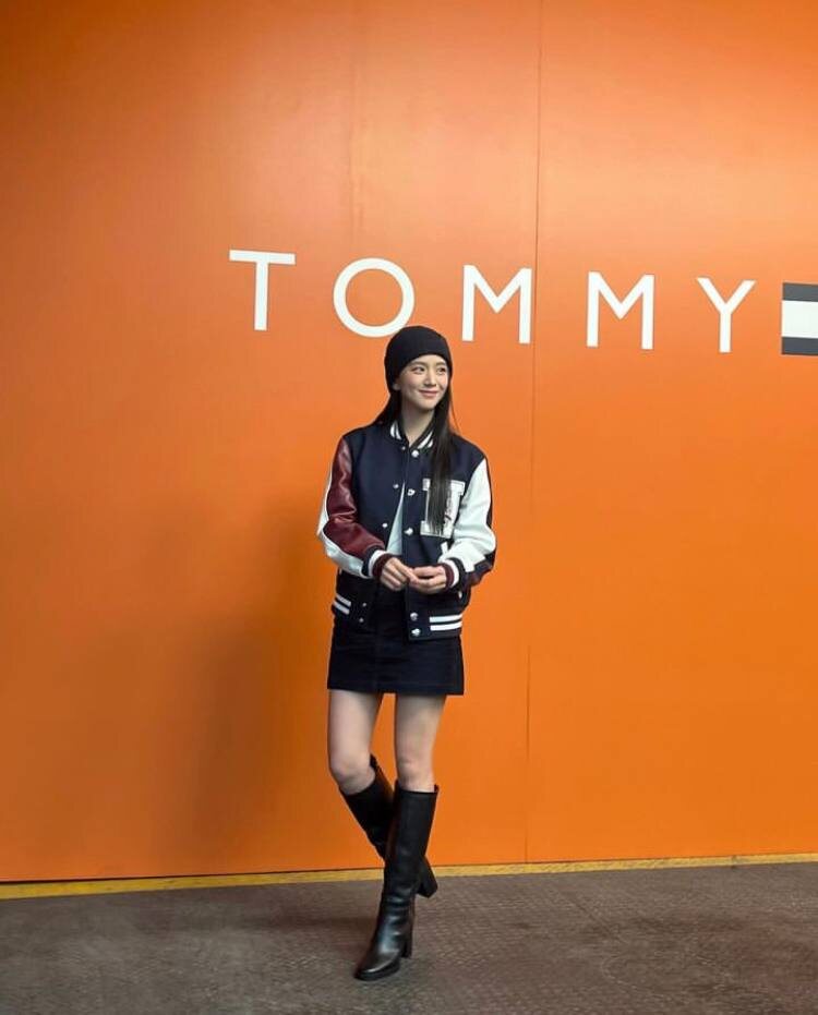 Джису на показе Tommy Hilfiger
