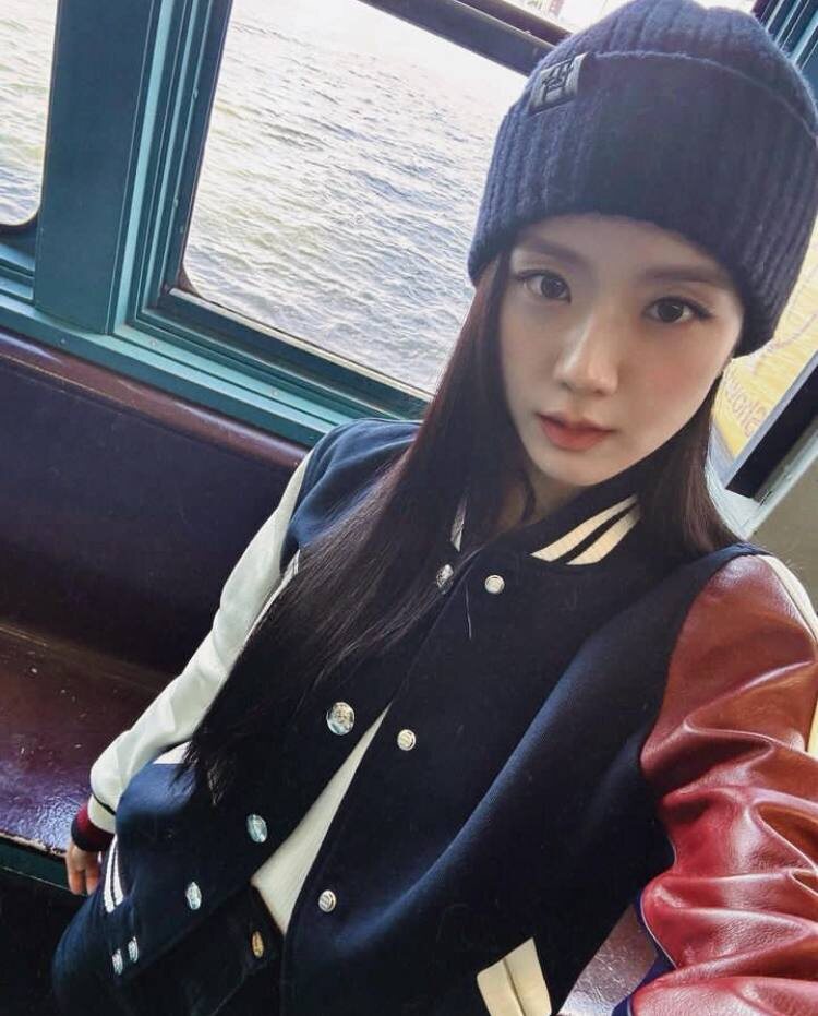 Джису на показе Tommy Hilfiger